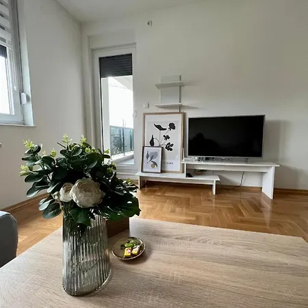 Iris 3 Apartment